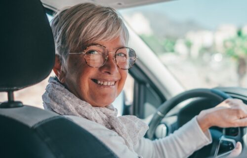 📰 🚗 ۵ تغییر فنی و کاربردی که رانندگی را برای سالمندان ایمن‌تر و لذت‌بخش‌تر می‌کند